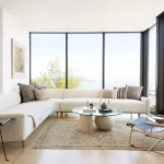 Beyaz duvarlı minimalist oturma odası