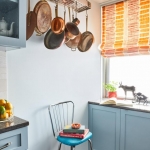 Mavi Mutfak Dolapları ve Bakır Tencere