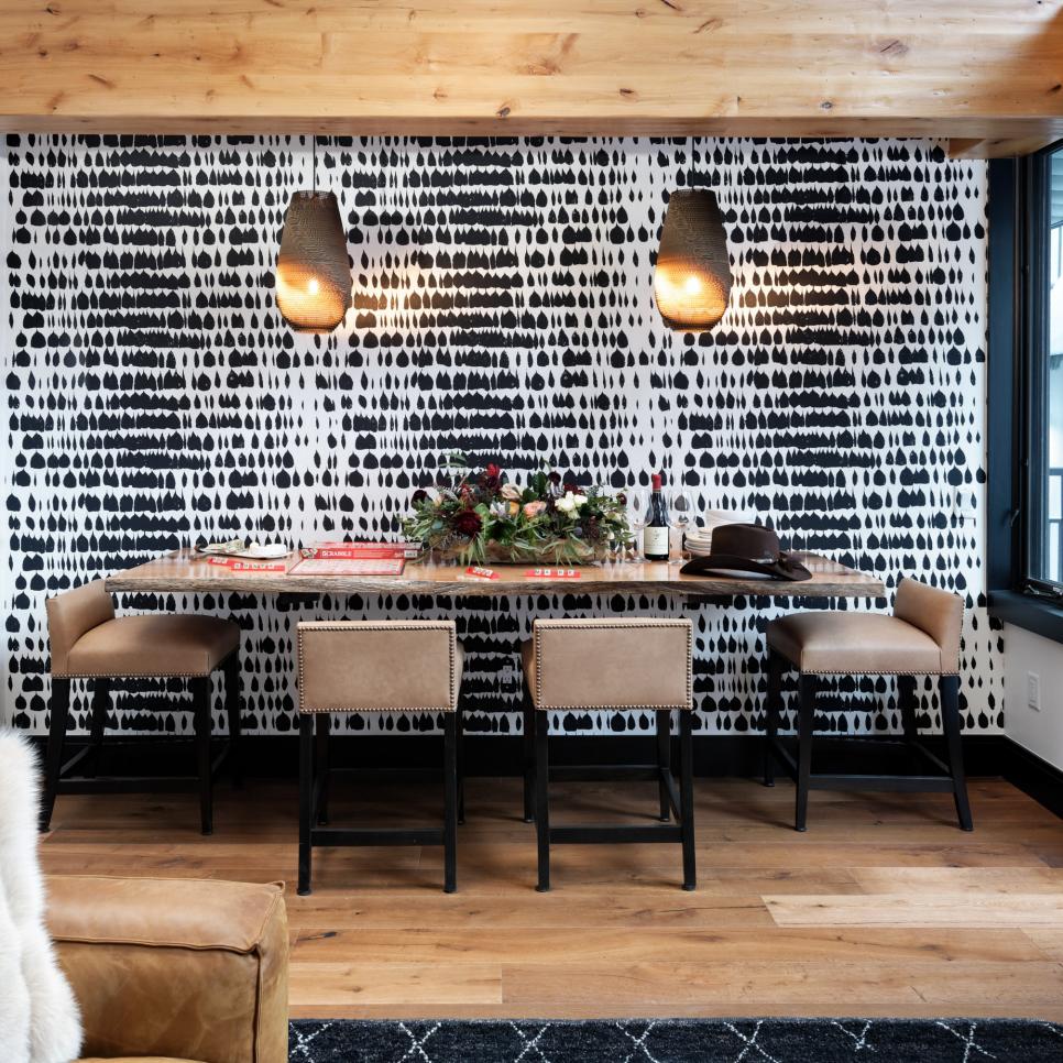 Yüzer Masalı ve Siyah-Beyaz Vurgulu Duvarlı Çağdaş Yemek Odası