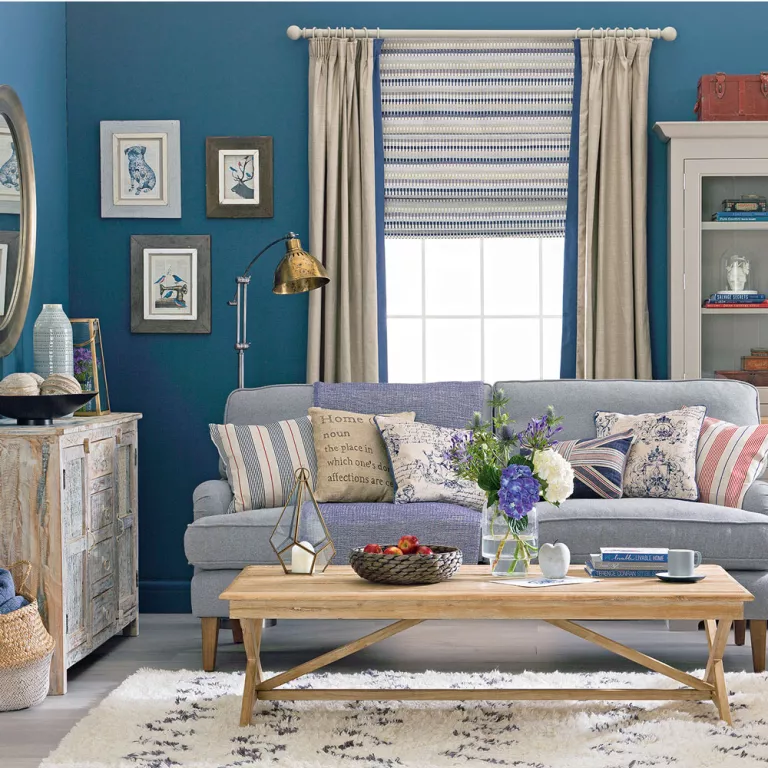 krem perdeler ve mavi ve krem ​​panjurlu mavi oturma odası