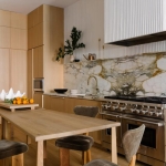 Mermer Backsplash ile Şık Geleneksel Mutfak