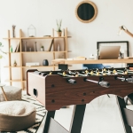 Gri renkte tasarlanmış bilardo masası oyun odası, klasik ışıklar ve masa ile vintage görünüyor.