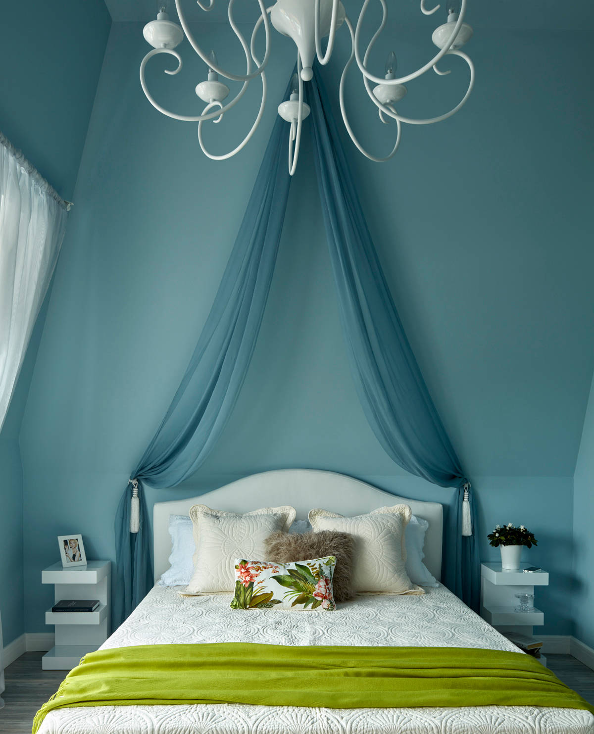 Romantik bir gölgelik etkisi yaratmak için yatağın başının etrafına renkli perdeler asın