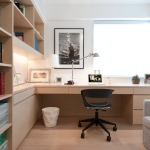 Küçük bir ev ofisi, ölçüye göre yapılmış bir masa ve birimlerle donatılmış mobilyalardan yararlanabilir.