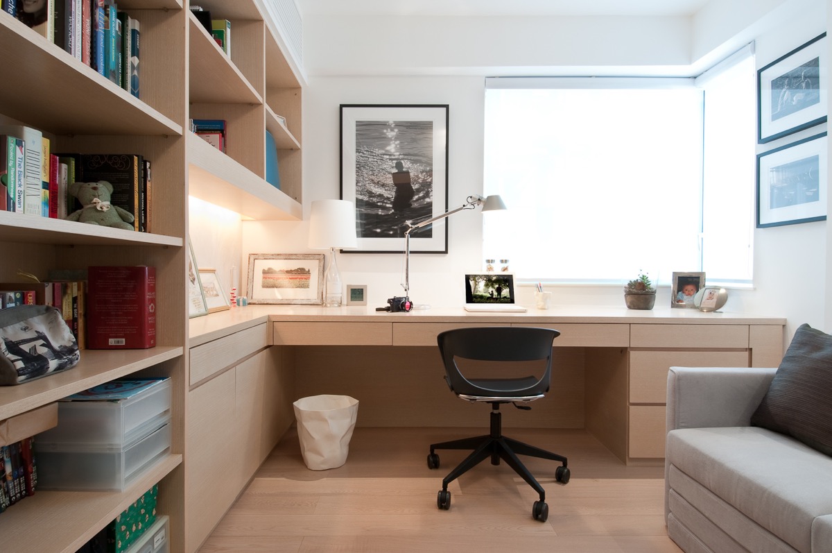 Küçük bir ev ofisi, ölçüye göre yapılmış bir masa ve birimlerle donatılmış mobilyalardan yararlanabilir.