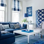 Mavi ve beyaz renk paletine sahip küçük bir oturma odası
