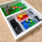 Bir tarafında oyun alanı ve diğer tarafında saklama alanı olan DIY lego tepsisi