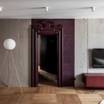 Oturma odası, derin dekoratif bir kapı pervazından neoklasik bir his kazanıyor