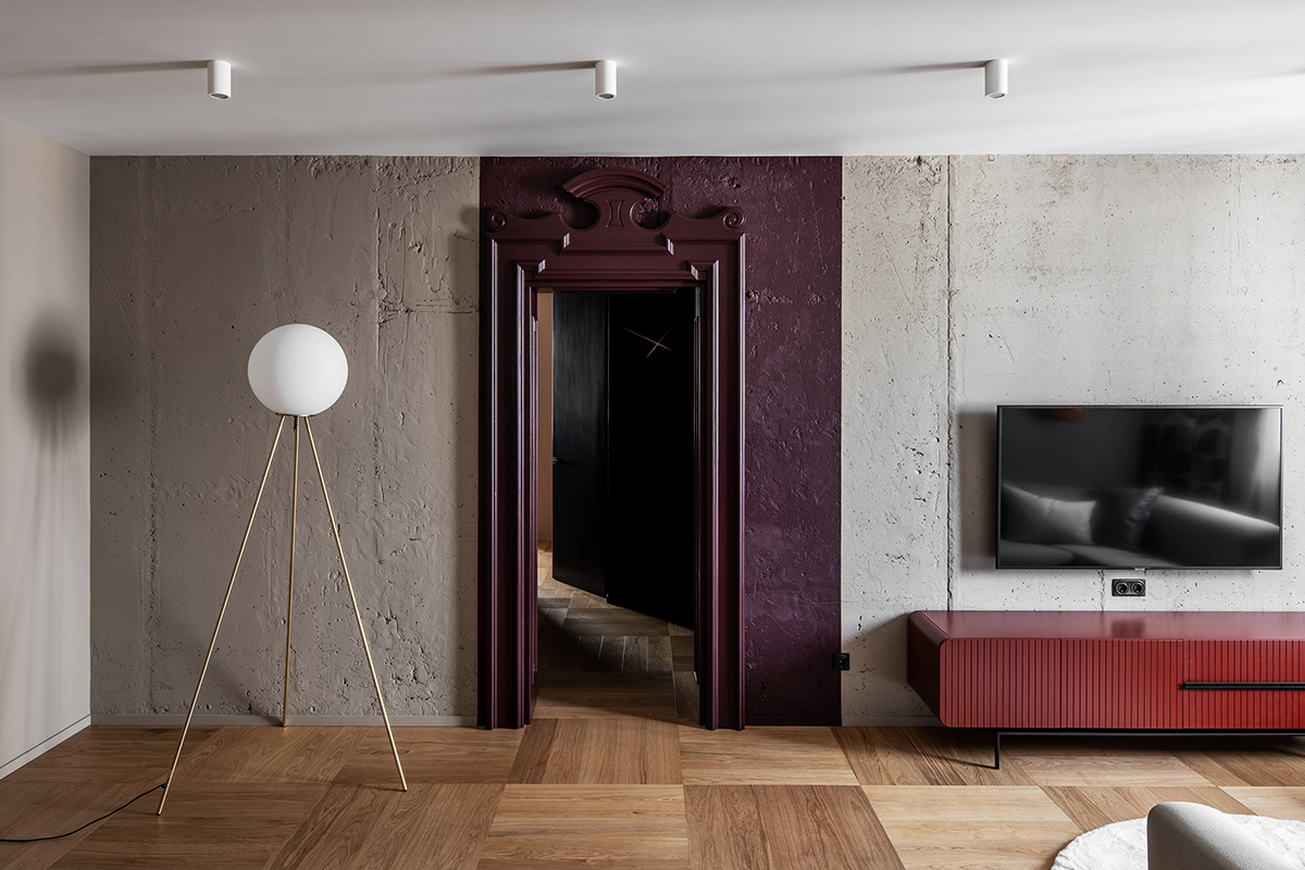 Oturma odası, derin dekoratif bir kapı pervazından neoklasik bir his kazanıyor