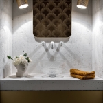 Soluk duvar sıvasıyla karışan mat beyaz banyo
