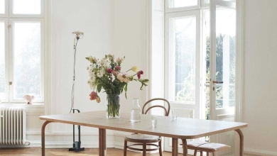 bu İskandinav iç mekanları için bir yemek masasıdır