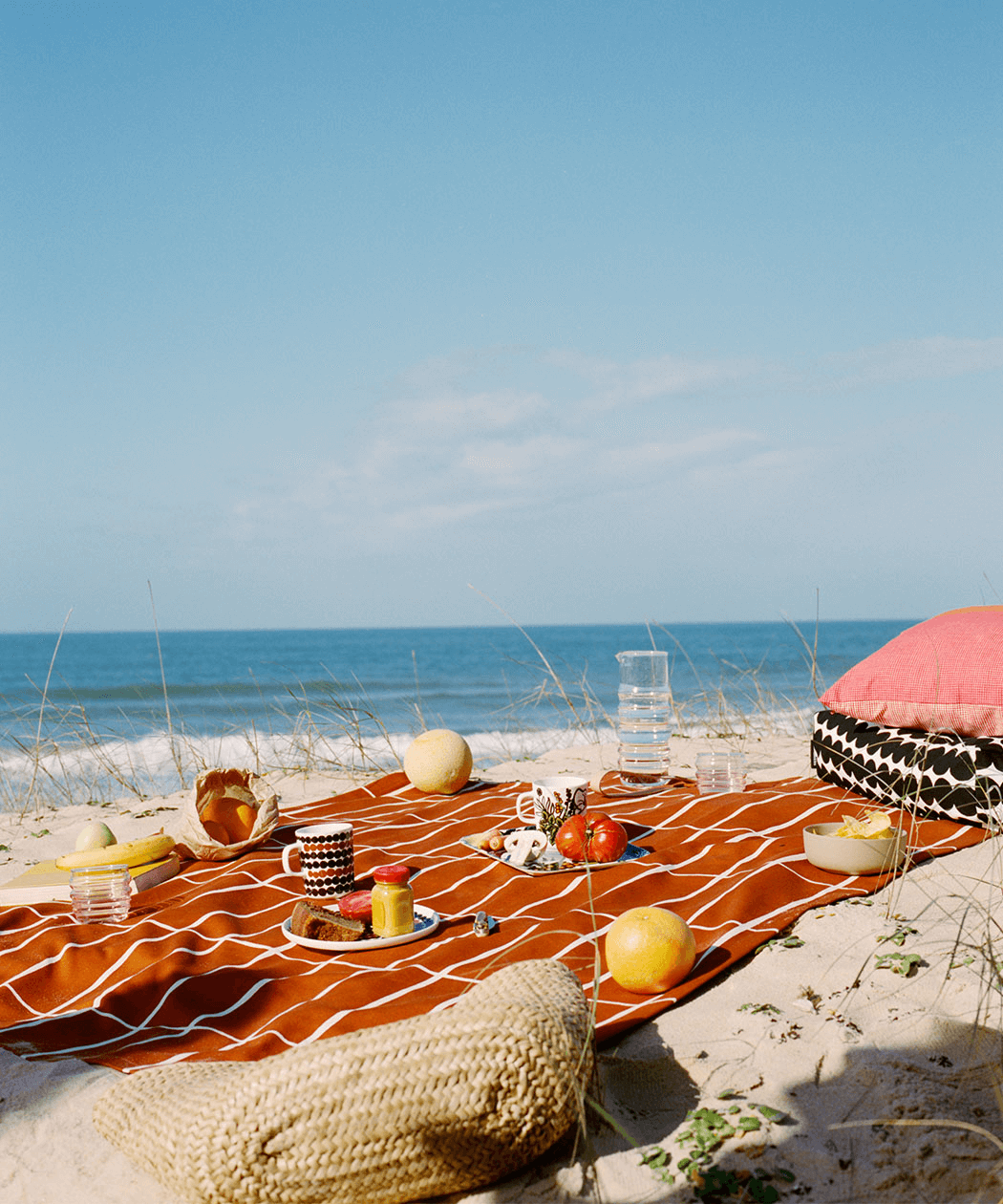 bu plajdaki Marimekko'dan İskandinav tasarımına şakacı parlak estetik ekleyen bir iç aksesuar seçimidir