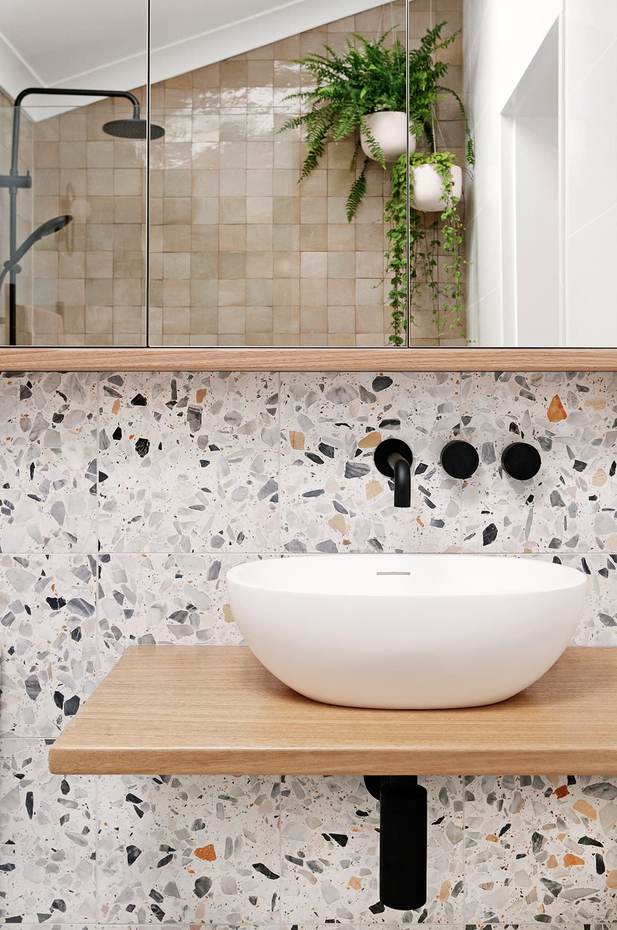 bu biz izci tarafından mozaik fayanslarla kaplı bir banyo